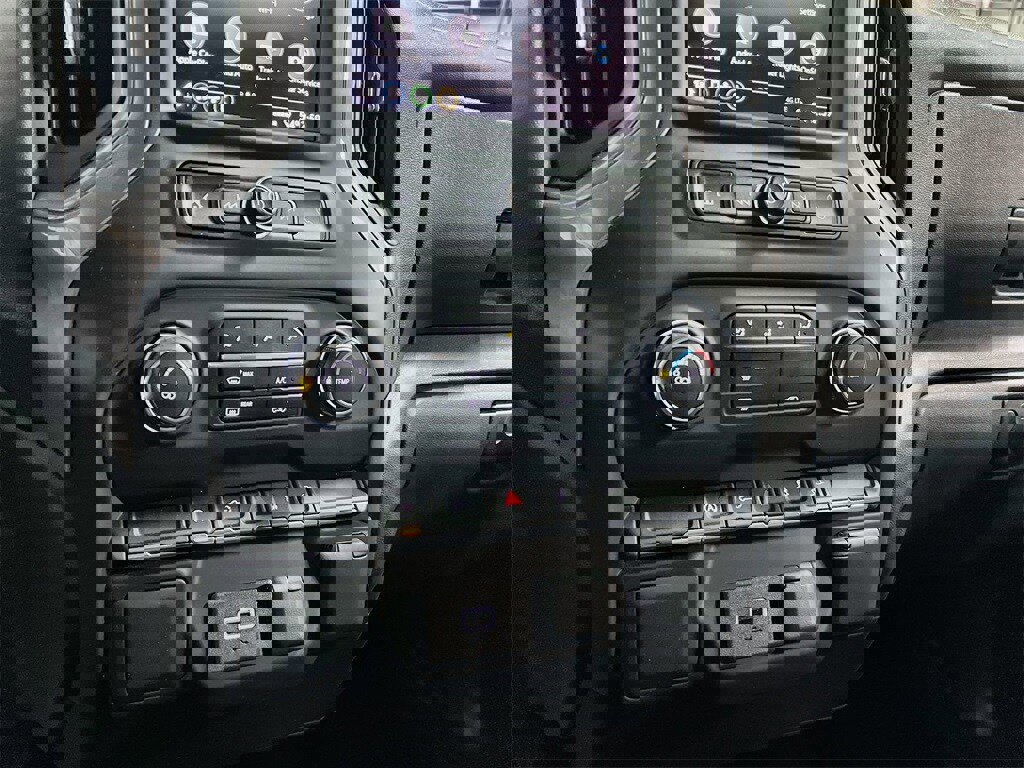 Used 2020 Chevrolet Silverado 1500 Custom w/ Custom Value Package image 32