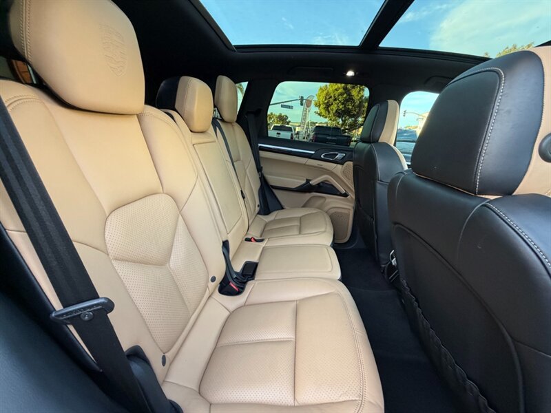 Used 2018 Porsche Cayenne Platinum Edition AWD/4WD image 35