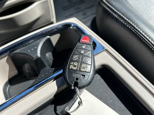 Used 2015 Chrysler Town & Country Touring w/ Driver Convenience Group image 46