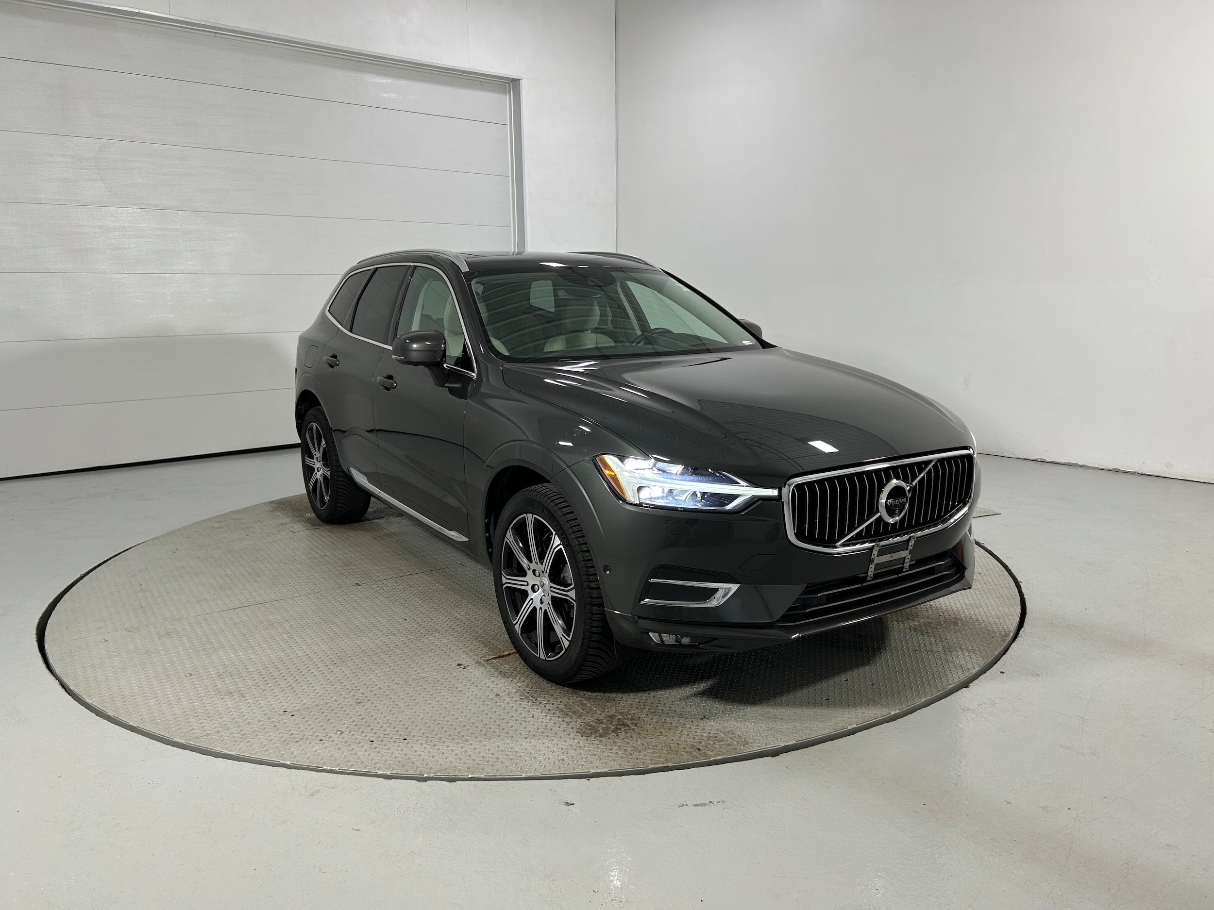 Used 2018 Volvo XC60 T6 Inscription w/ Luxury Seat Package AWD/4WD image 2