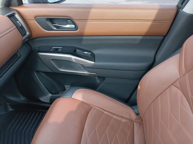 Used 2023 Nissan Pathfinder Platinum image 12