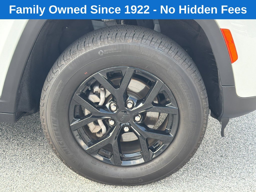 Used 2025 Jeep Grand Cherokee Altitude AWD/4WD image 12