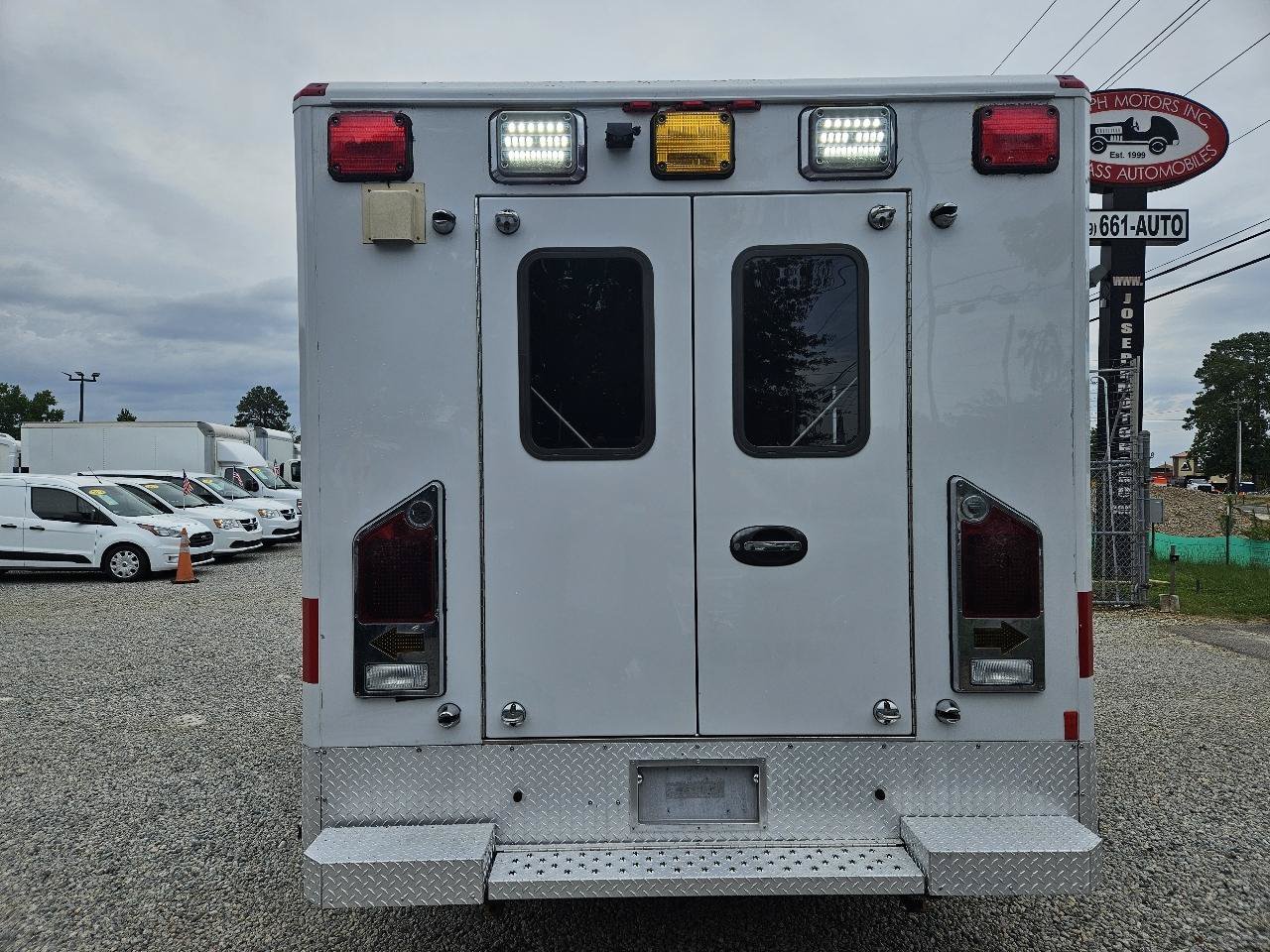 Used 2013 Ford F450 XLT w/ Ambulance Preparation Pkg RWD image 4