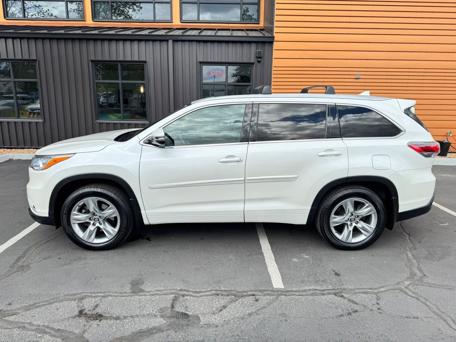 Used 2016 Toyota Highlander Limited AWD/4WD image 2