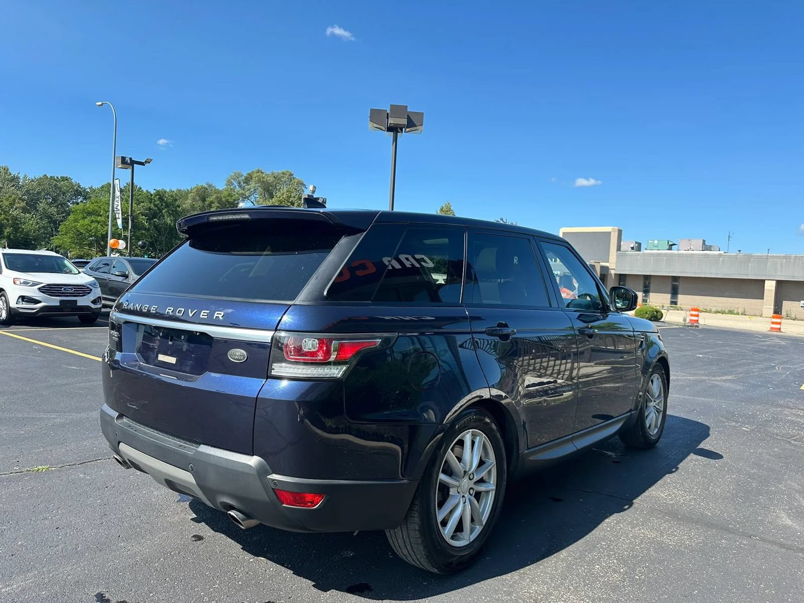Used 2017 Land Rover Range Rover Sport SE AWD/4WD image 4