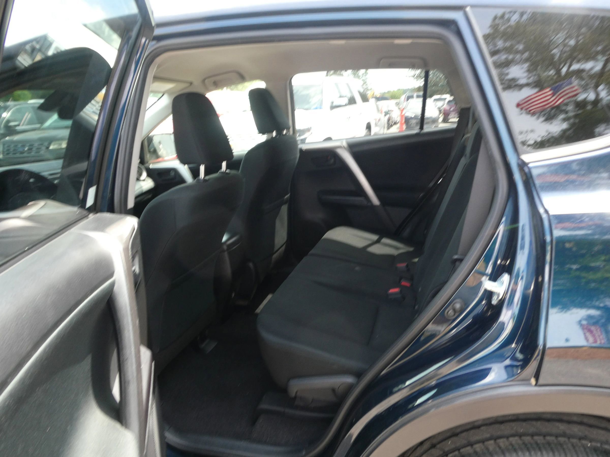 Used 2018 Toyota RAV4 LE AWD/4WD image 27