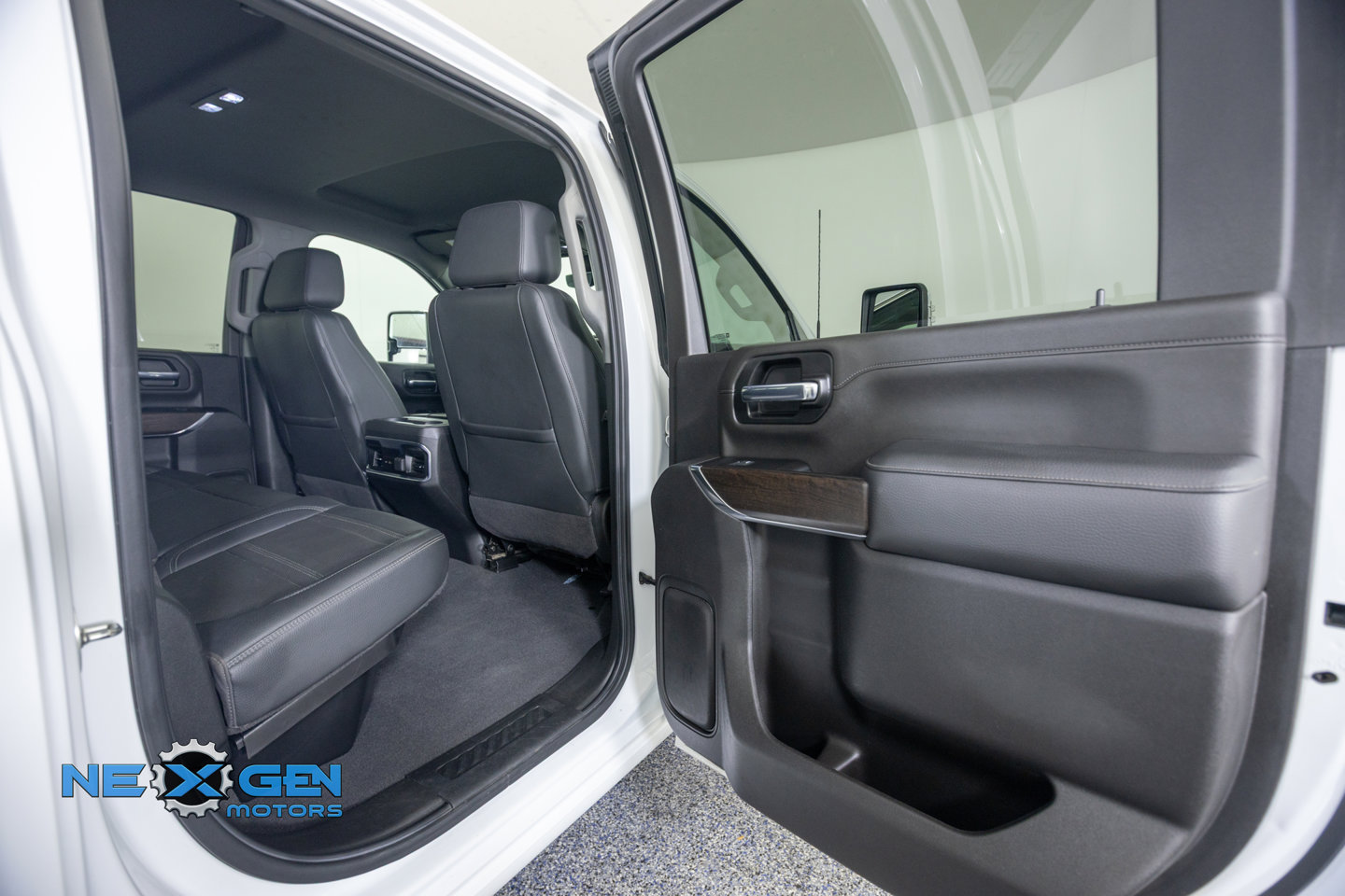 Used 2022 GMC Sierra 3500 Denali w/ Technology Package AWD/4WD image 38