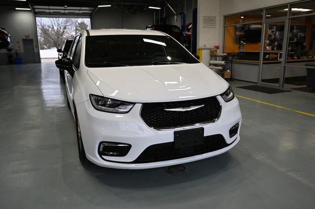 Used 2025 Chrysler Pacifica Select image 3