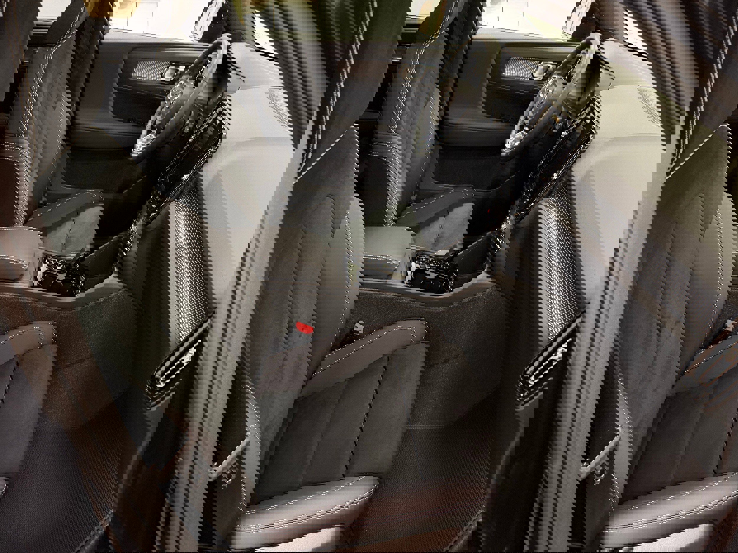 Certified 2025 Volvo XC40 B5 Plus image 22