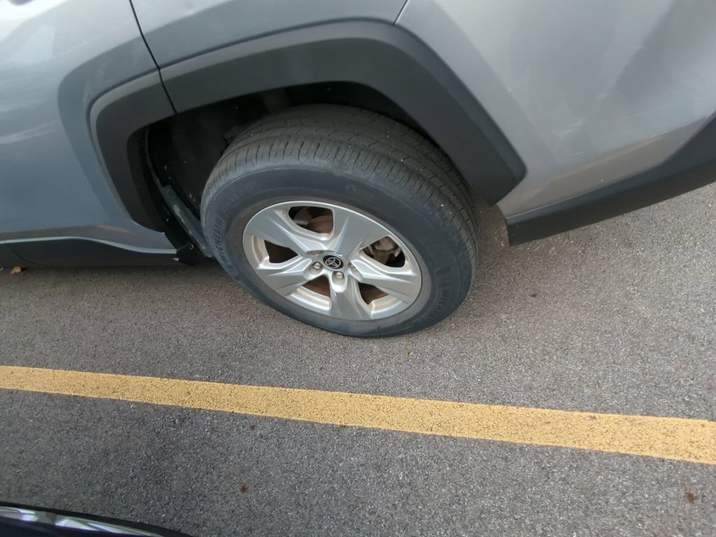 Used 2021 Toyota RAV4 XLE FWD image 5