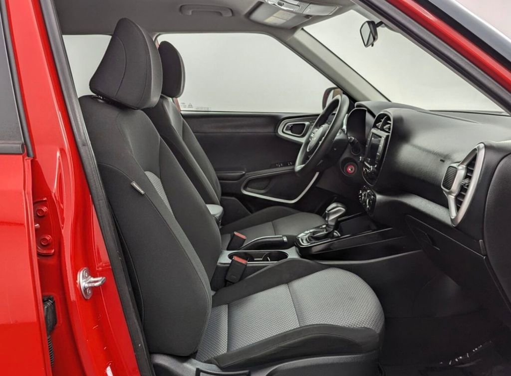 Used 2025 Kia Soul LX w/ LX Technology Package FWD image 4