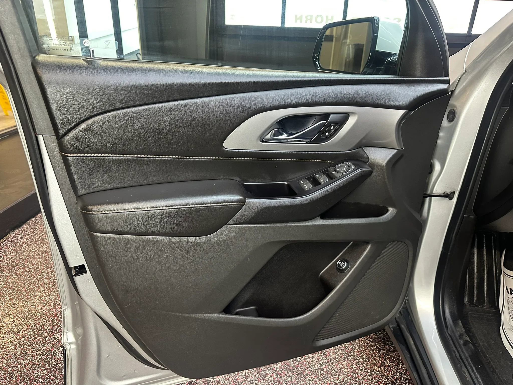 Used 2019 Chevrolet Traverse LT w/ LPO, Black Accent Package image 10