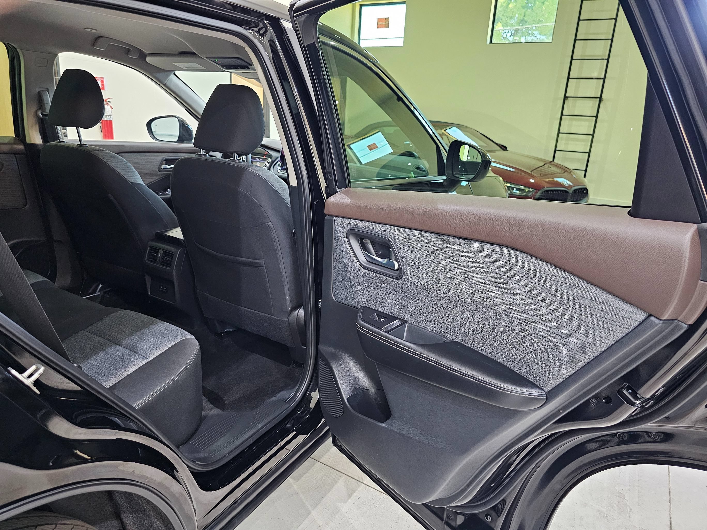 Used 2023 Nissan Rogue SV FWD image 28