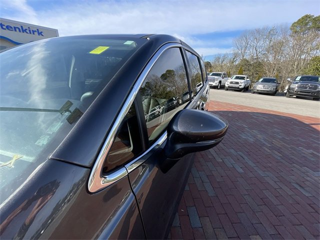 Used 2023 Chrysler Pacifica Touring-L image 8