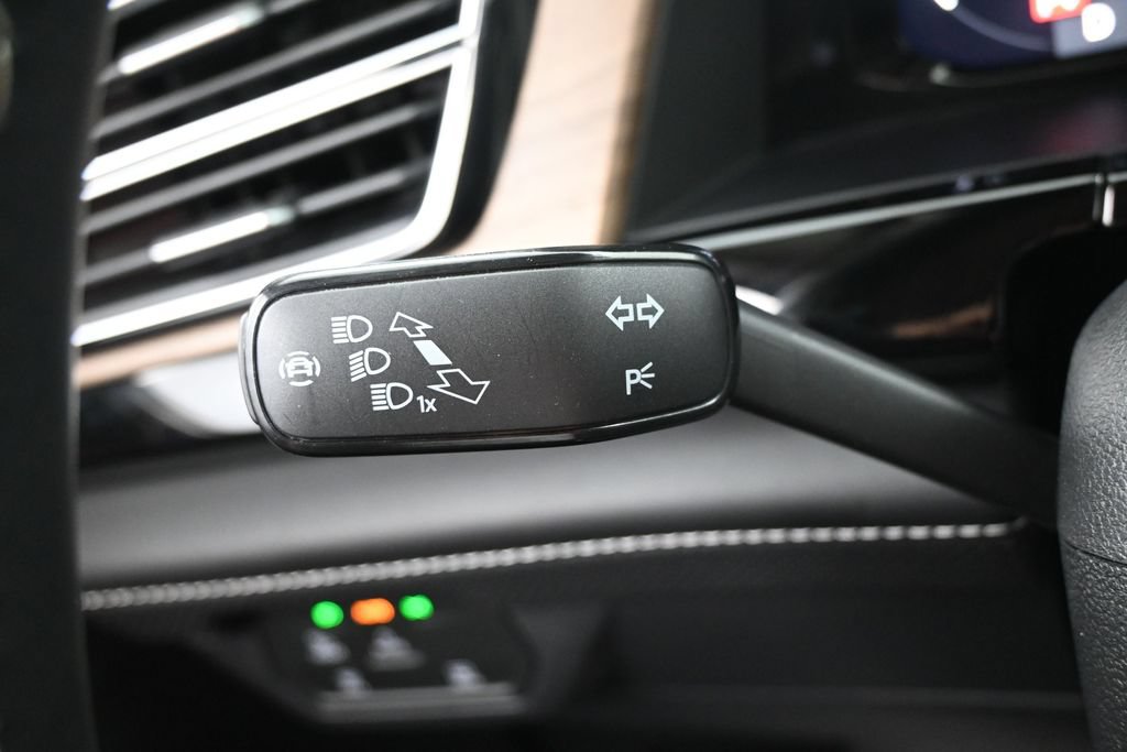 Used 2024 Volkswagen Atlas SE w/ Panoramic Sunroof Package FWD image 18