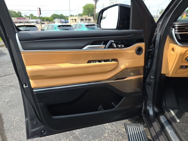 Used 2025 Jeep Grand Wagoneer L Series III w/ Rear Seat Video Group 1 AWD/4WD image 11