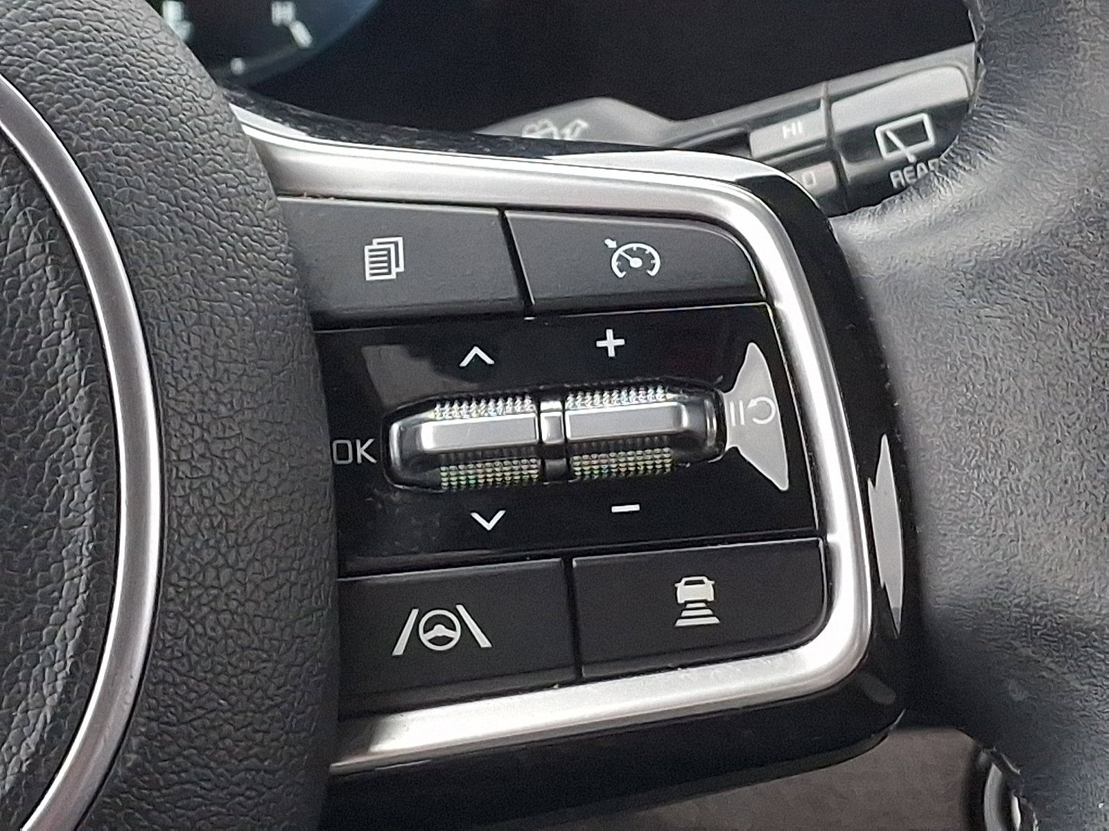 Used 2023 Kia Carnival SX Prestige image 28