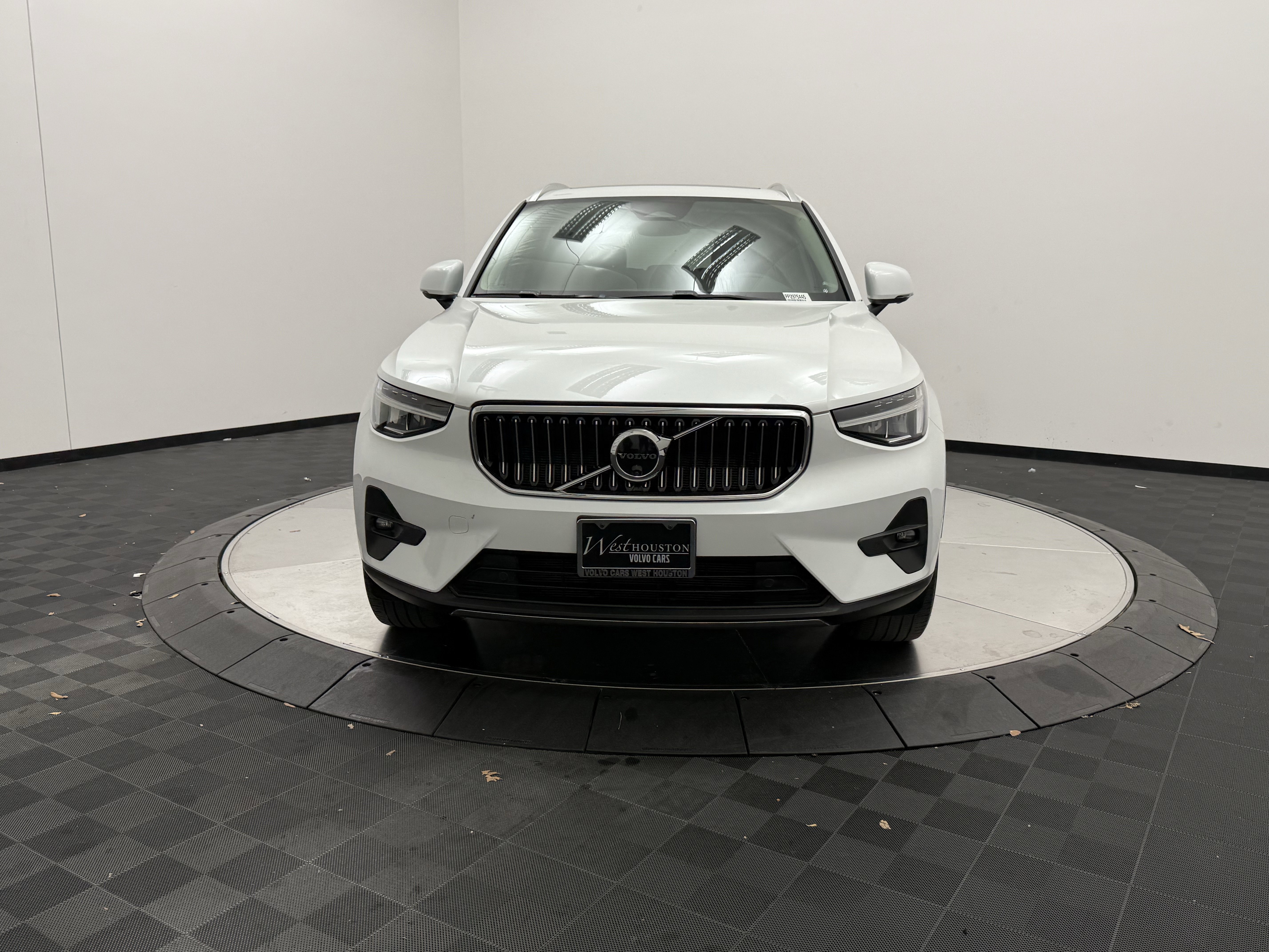 Certified 2023 Volvo XC40 B5 Plus w/ Driver Assist Package image 2