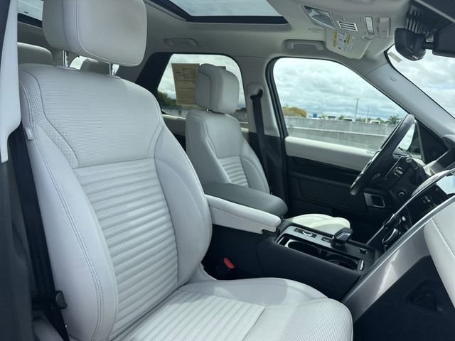 Used 2025 Land Rover Discovery S image 30