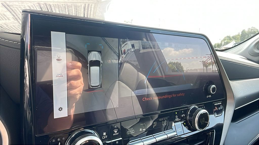 Used 2024 Toyota Highlander Limited image 23