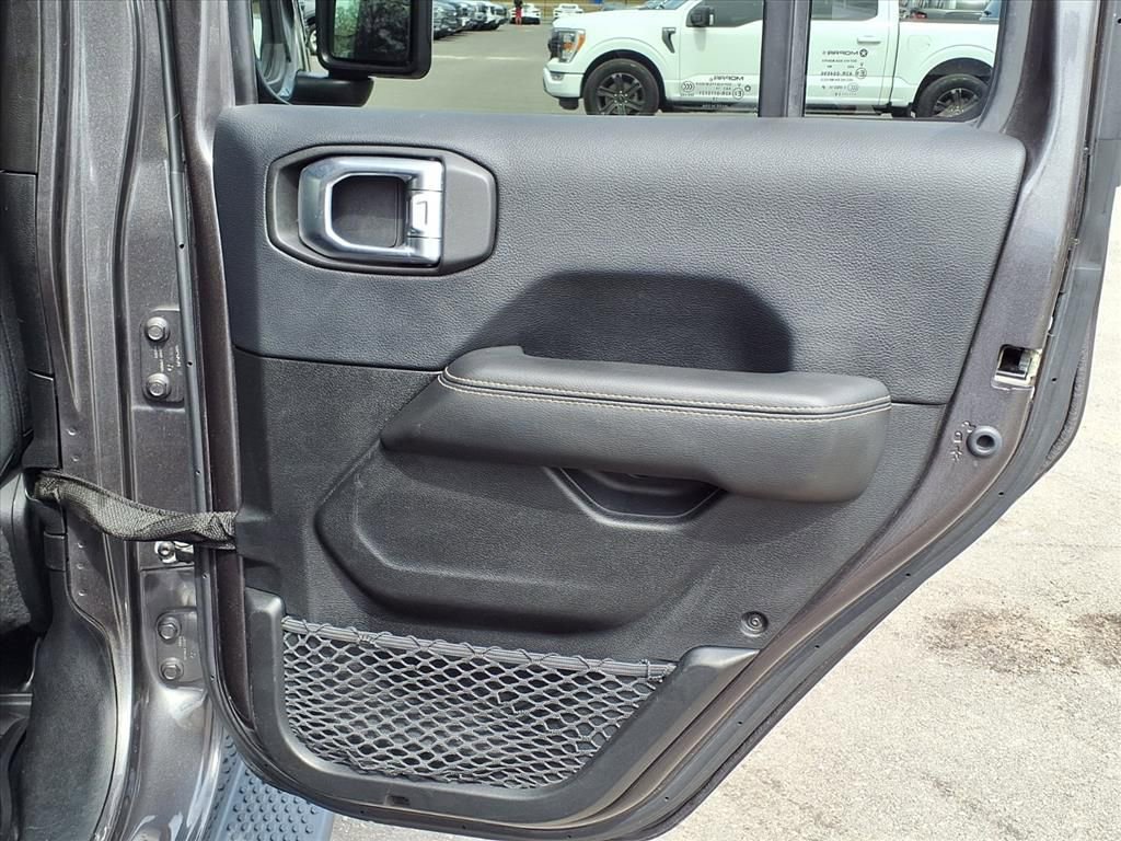 Used 2019 Jeep Wrangler Unlimited Sahara image 14