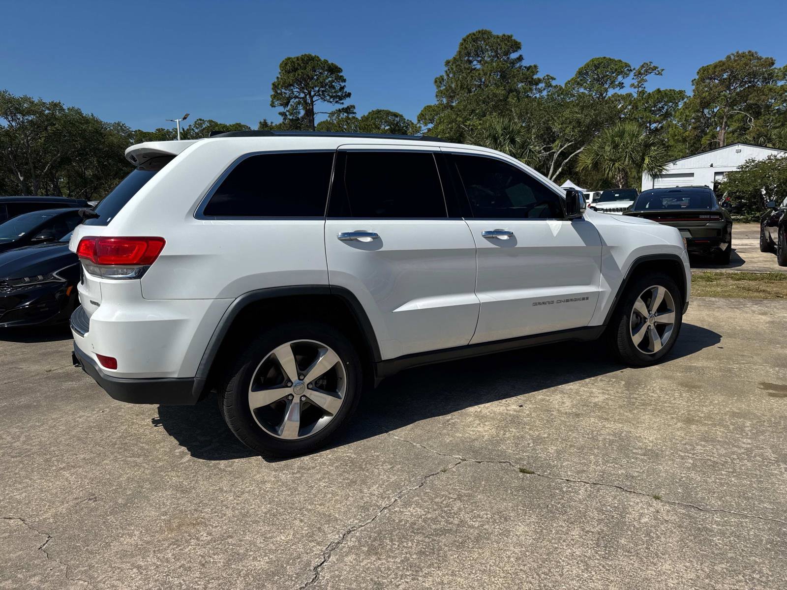 Used 2016 Jeep Grand Cherokee Limited w/ Luxury Group II AWD/4WD image 3