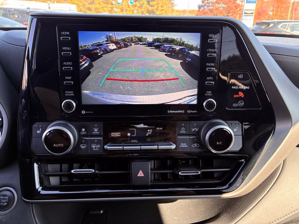 Used 2021 Toyota Highlander XLE AWD/4WD image 34