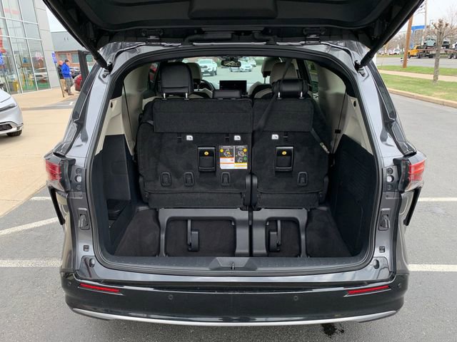Used 2025 Toyota Sienna Limited image 27