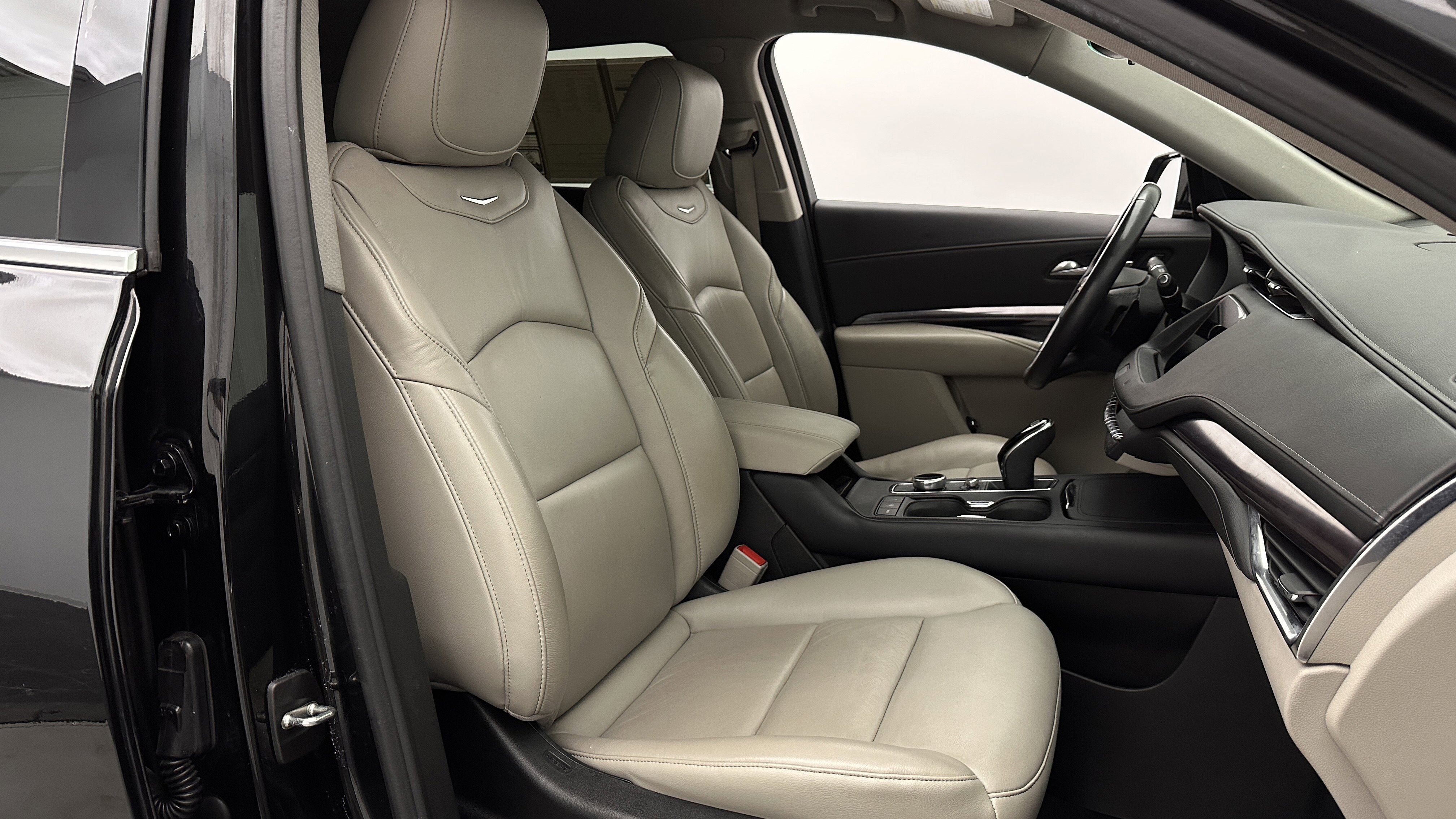 Used 2021 Cadillac XT4 Luxury w/ Cold Weather Package FWD image 38