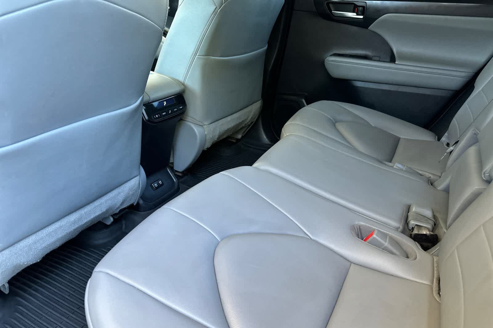 Used 2021 Toyota Highlander XLE AWD/4WD image 4