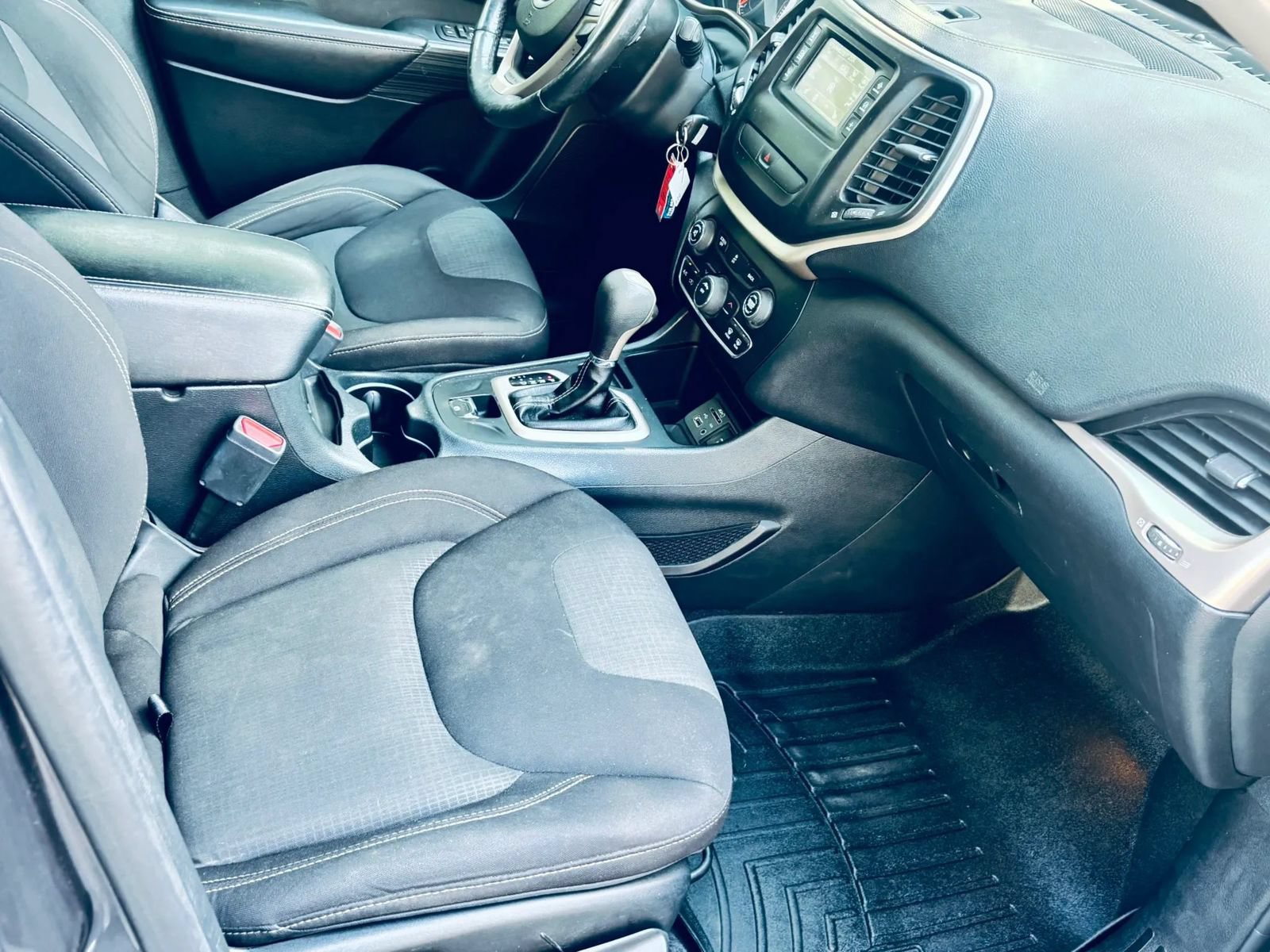 Used 2016 Jeep Cherokee Latitude w/ Cold Weather Group FWD image 22