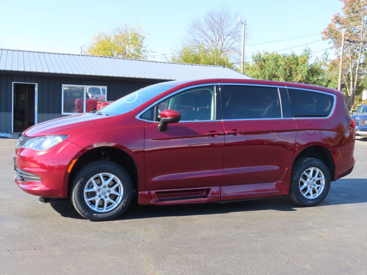 Used 2017 Chrysler Pacifica Touring FWD image 2