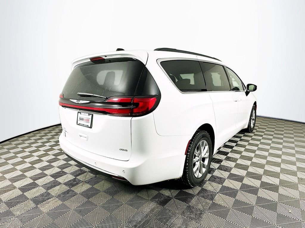 Used 2023 Chrysler Pacifica Touring-L image 10