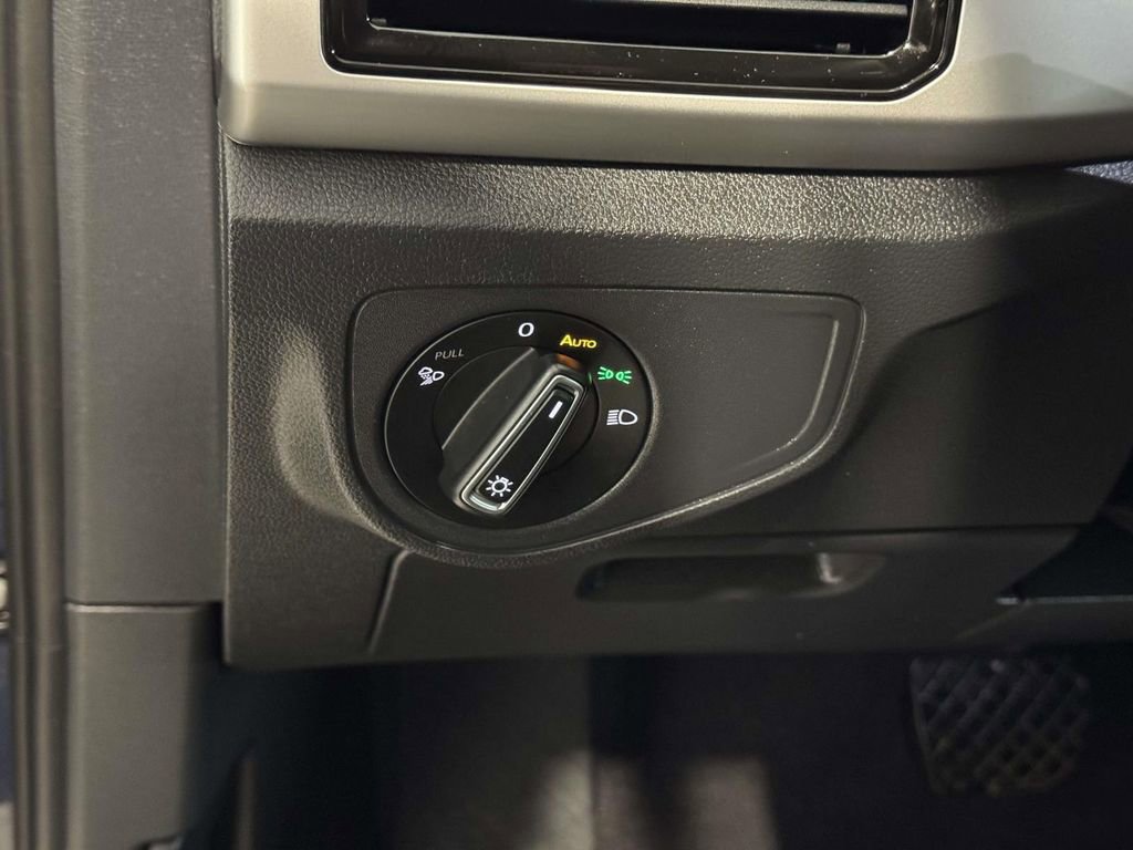 Used 2022 Volkswagen Atlas Cross Sport SE image 25