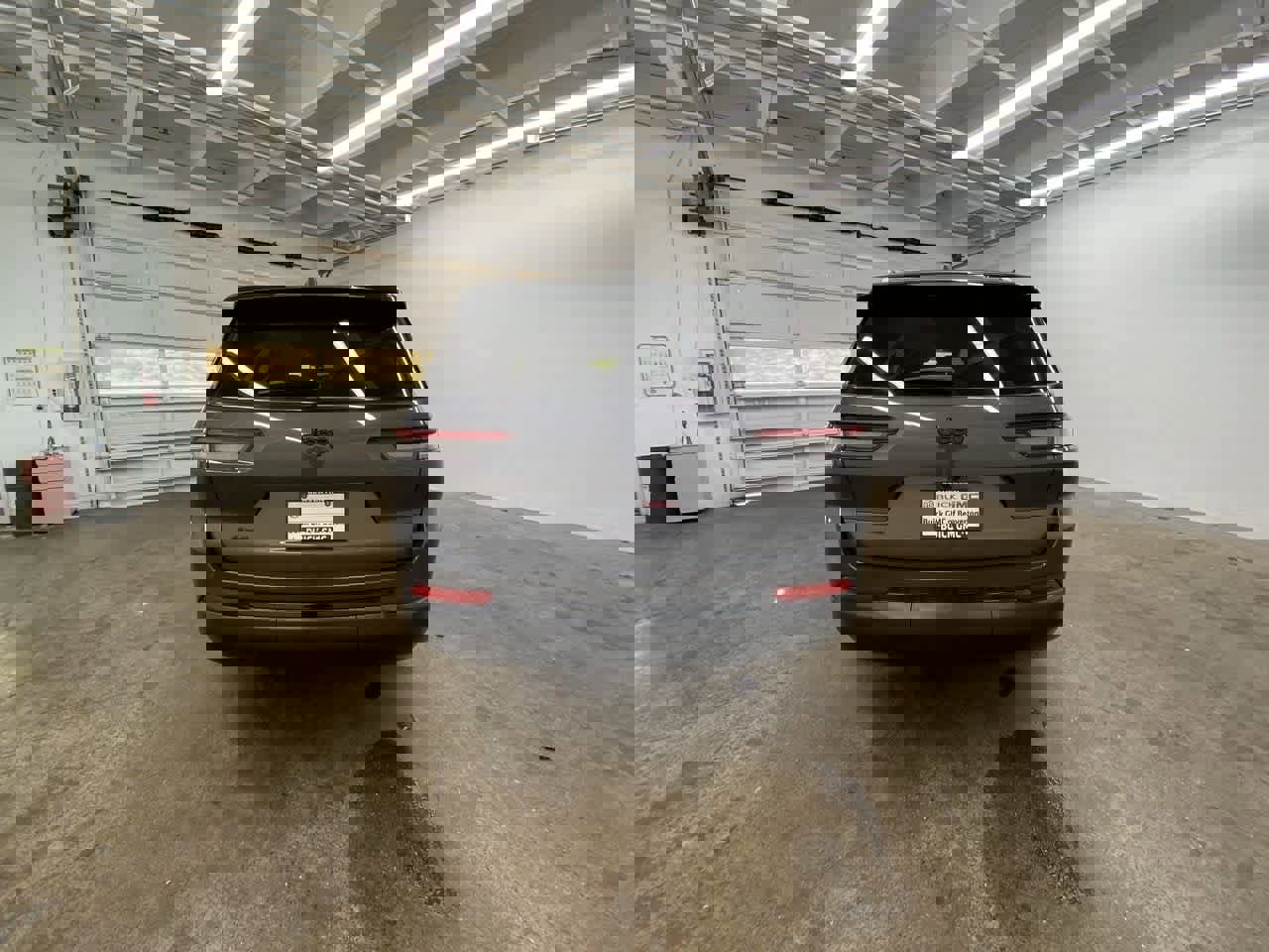 Used 2023 Jeep Grand Cherokee L Laredo image 5