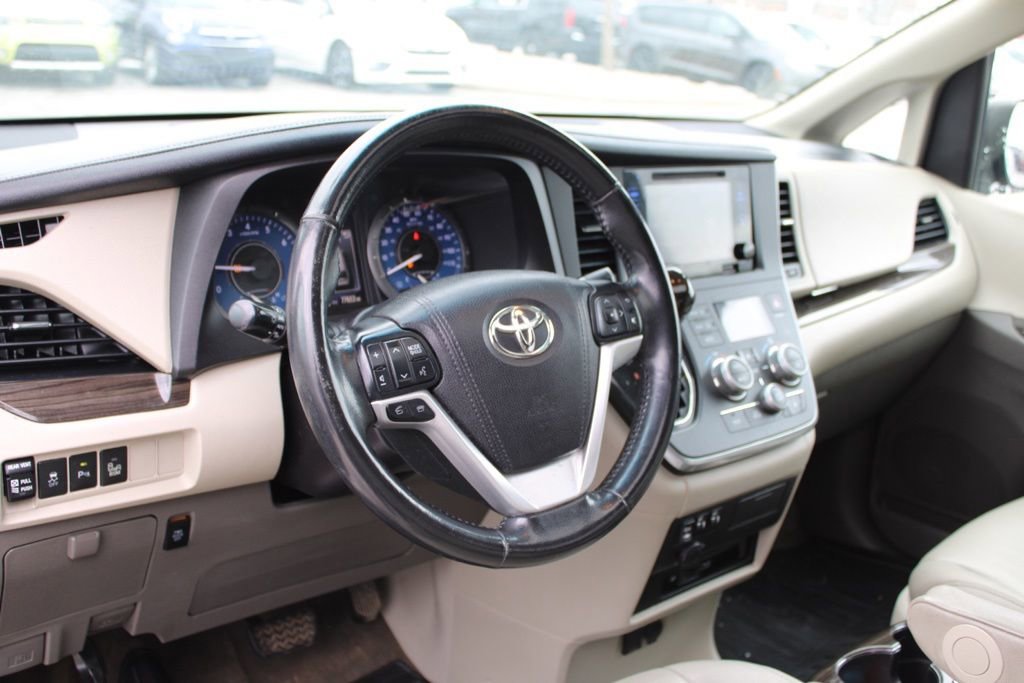 Used 2017 Toyota Sienna XLE Premium image 18
