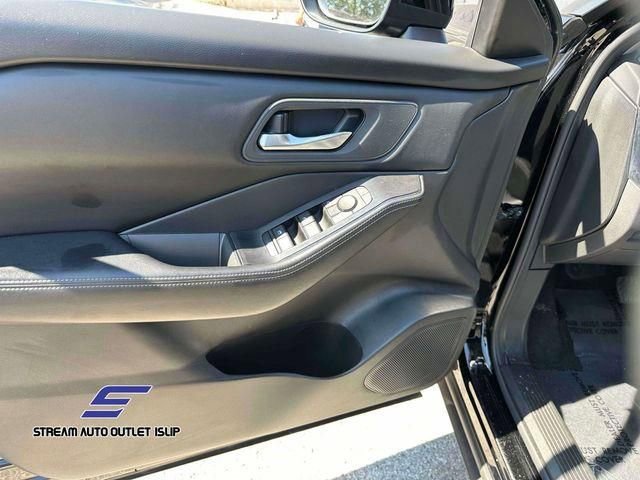 Used 2024 Nissan Rogue SV image 16