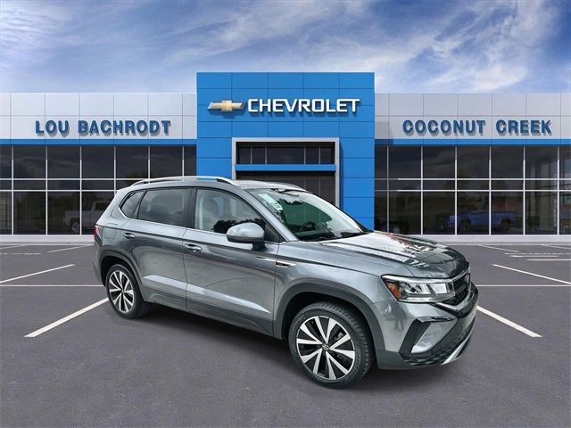 Used 2024 Volkswagen Taos SE image 2