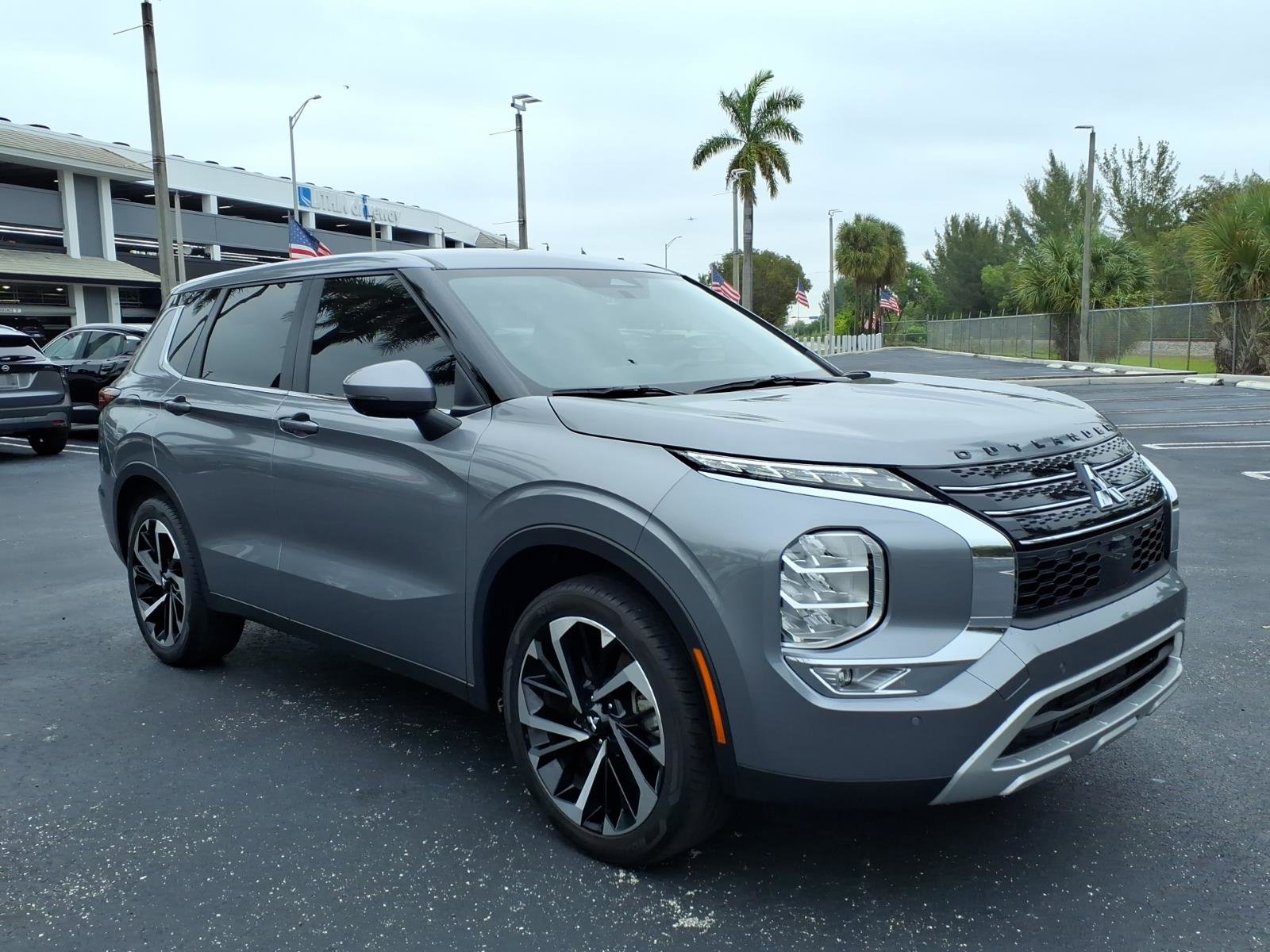 Used 2024 Mitsubishi Outlander SE image 16