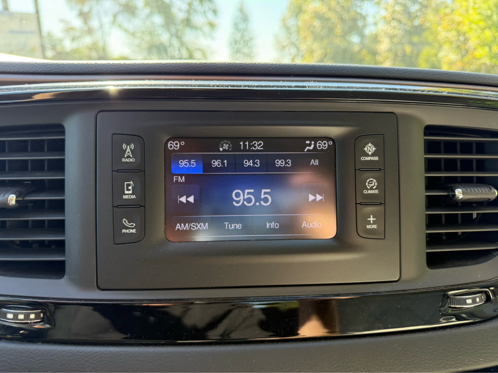 Used 2017 Chrysler Pacifica Touring-L FWD image 18