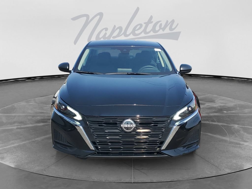 Used 2025 Nissan Altima 2.5 SV FWD image 2