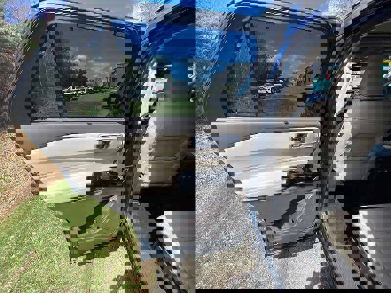 Used 2023 Ford Explorer Platinum w/ Technology Package image 30