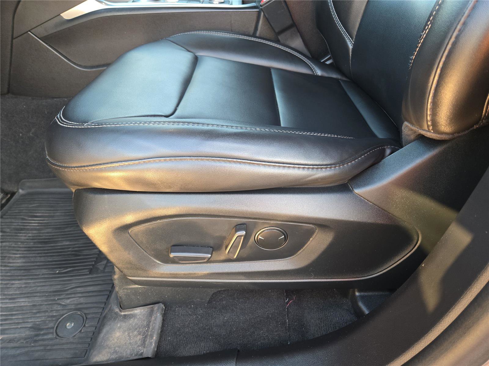 Used 2022 Ford Explorer XLT w/ Equipment Group 202A image 20