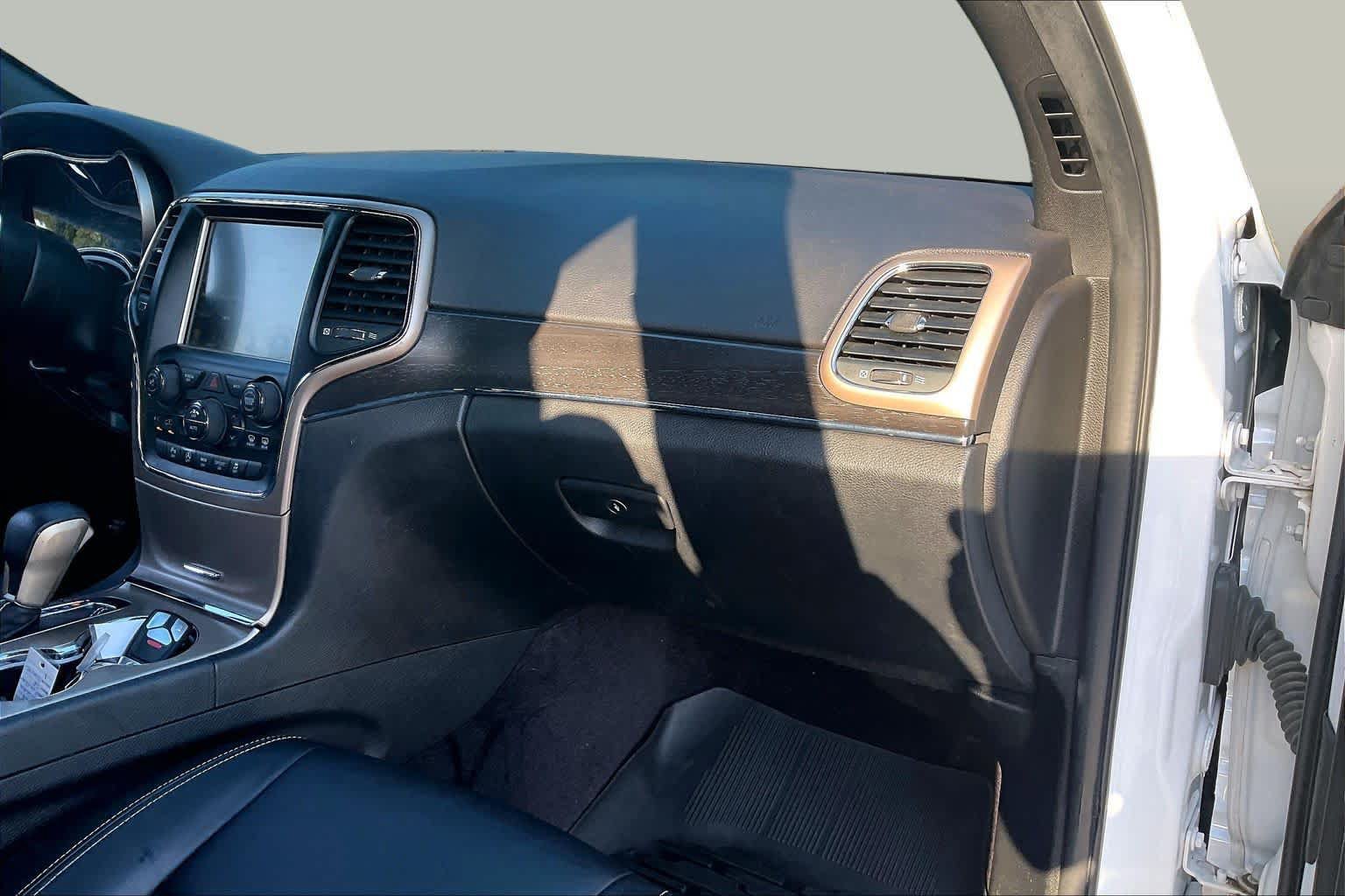 Used 2017 Jeep Grand Cherokee Limited AWD/4WD image 16