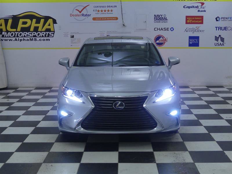 Used 2017 Lexus ES 300h w/ Luxury Package FWD image 2