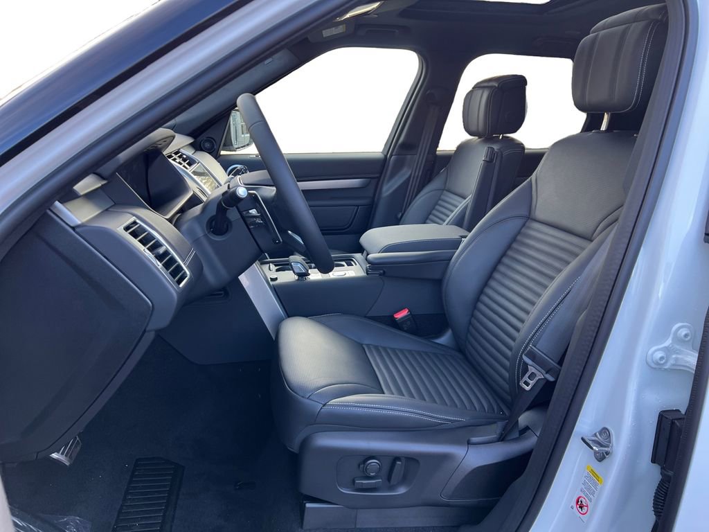 New 2025 Land Rover Discovery Dynamic SE image 13