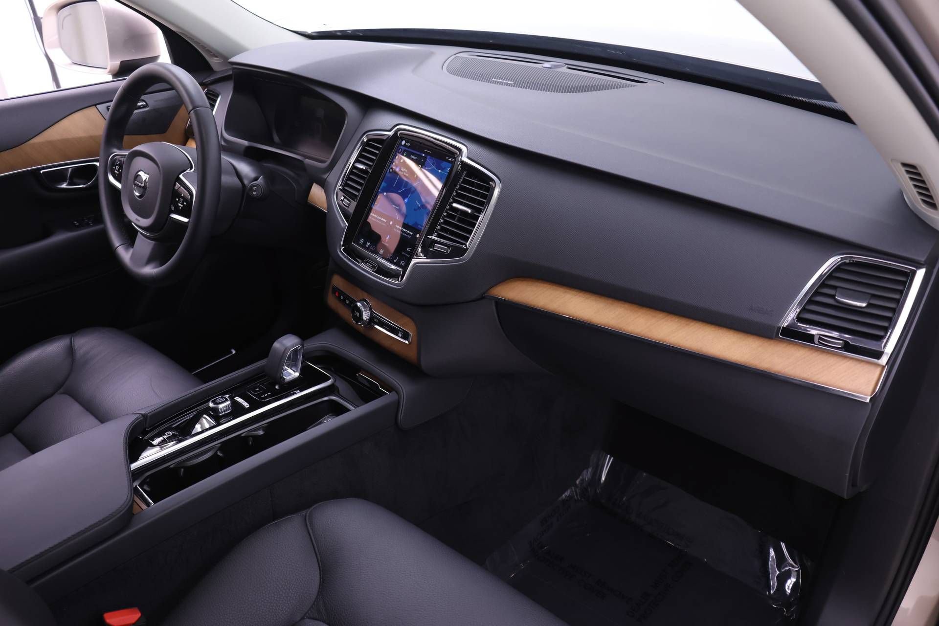 Certified 2024 Volvo XC90 B6 Plus AWD/4WD image 25