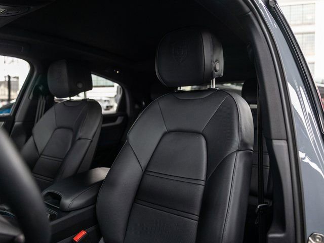 Certified 2025 Porsche Cayenne Coupe image 5