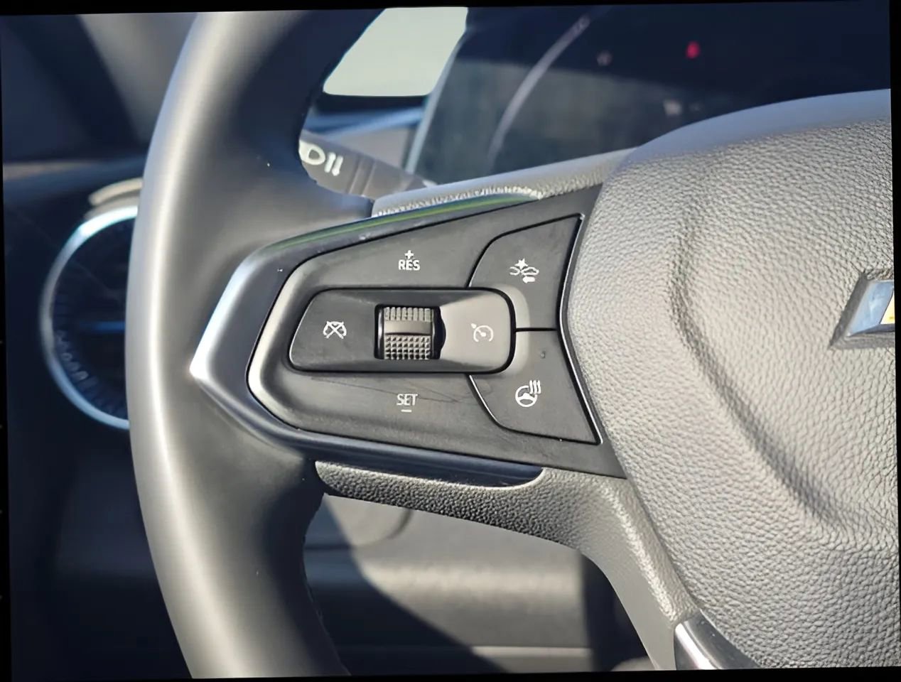 Used 2025 Chevrolet Trax LT w/ Driver Confidence Package image 23