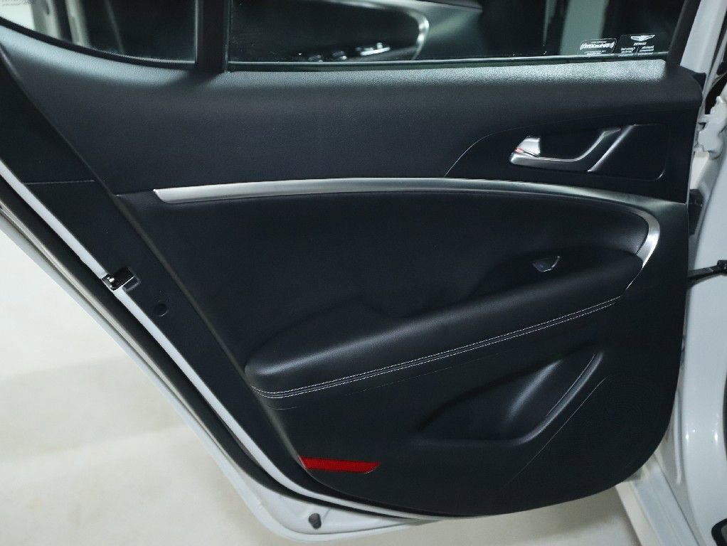 Used 2025 Genesis G70 2.5T image 13